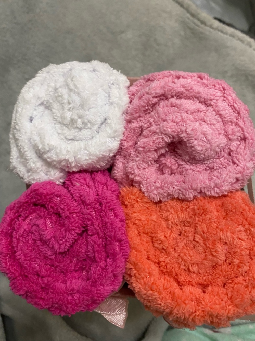 Betsy Johnson 4-Pack Plush Hair Wraps - Pink & Coral with Floral Storage Basket - Picture 3 of 6